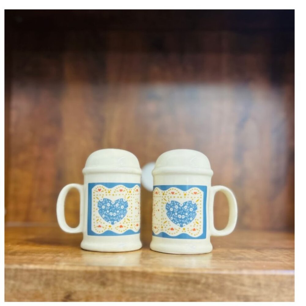 Vintage 1980s TREASURE CRAFT COTTAGE FARMHOUSE salt & pepper shakers